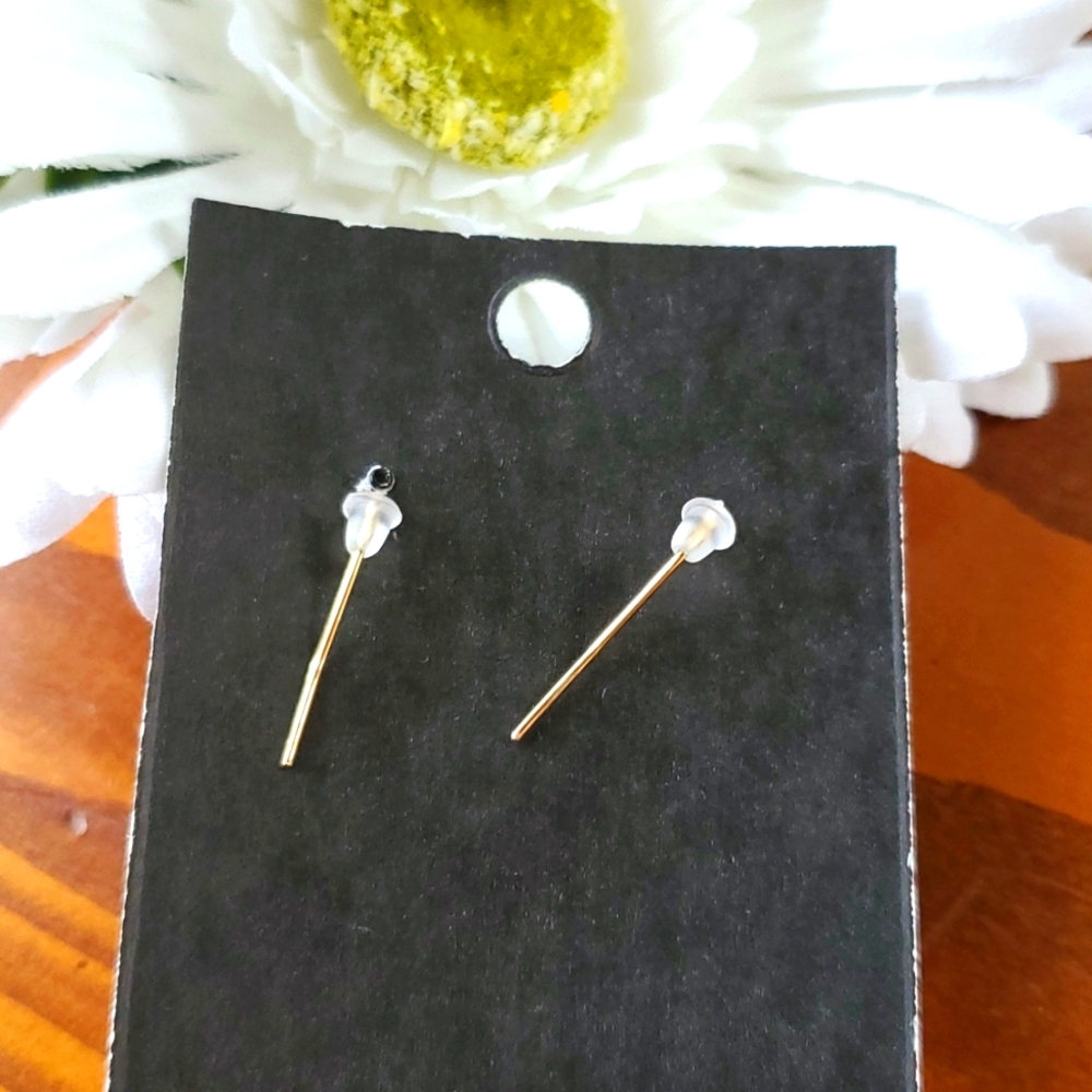 🌟 Gold tone Fashion Hollow-Out alloy Earrings 🌟 - Picture 4 of 6